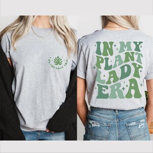 Camiseta "In My Plant Lady Era", camiseta para mamá de plantas, regalo para mamá de plantas, camiseta para mamá jardinera, camiseta para mujer loca de las plantas, camiseta botánica, camiseta para mujer de las plantas, BP imagen 2