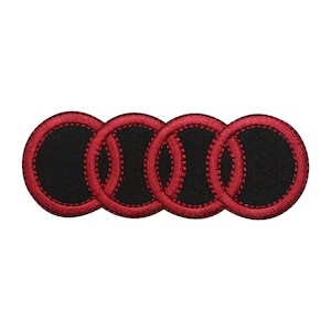 Può includere: Quattro toppe circolari nere con un bordo cucito rosso e un disegno cucito rosso al centro. Le toppe sono disposte orizzontalmente su sfondo bianco. Le toppe sono probabilmente per il settore automobilistico o l'abbigliamento.