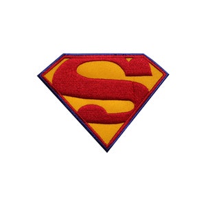 Op de afbeelding: Geborduurde Superman-logopatch. Het iconische embleem toont een rode "S" op een gele ruit, omlijnd in blauw. De patch is waarschijnlijk voor kleding of accessoires, die de superheld vertegenwoordigen.