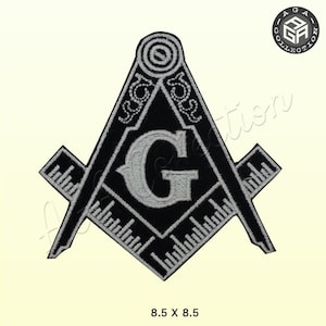 Könnte beinhalten: Schwarz-weißer, gestickter Aufnäher mit dem Freimaurer-Symbol von Zirkel und Winkelmaß mit dem Buchstaben "G" in der Mitte. Der Aufnäher misst 21,6 x 21,6 cm. Der Aufnäher hat ein detailliertes Design mit einem Lineal und einem kreisförmigen Design oben.