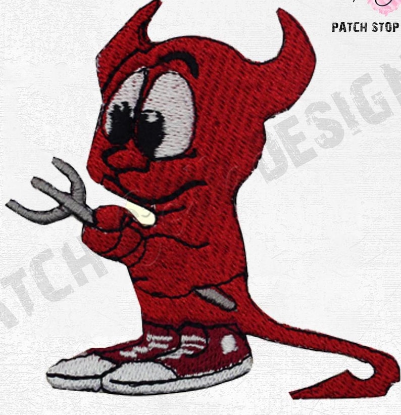 Puede incluir: Parche bordado con un diablo de dibujos animados rojo con detalles blancos. El diablo sostiene un peque&ntilde;o tridente y tiene una cola. El diablo lleva zapatillas rojas con suelas blancas. El texto "PATCH STOP" es visible.