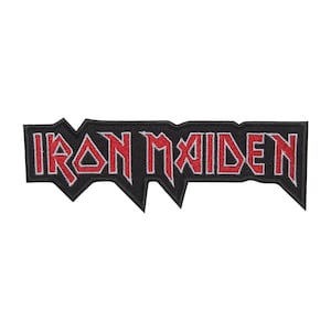Può includere: Toppa ricamata nera con la scritta "IRON MAIDEN" in rosso, bordata di bianco. La toppa ha una forma irregolare e frastagliata. È progettata per essere cucita su abbigliamento o accessori.