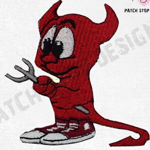 Puede incluir: Parche bordado con un diablo de dibujos animados rojo con cuernos, sosteniendo un peque&ntilde;o tridente y un cigarrillo. El diablo lleva zapatillas rojas con suelas blancas. El parche tiene el texto "PATCH STOP".