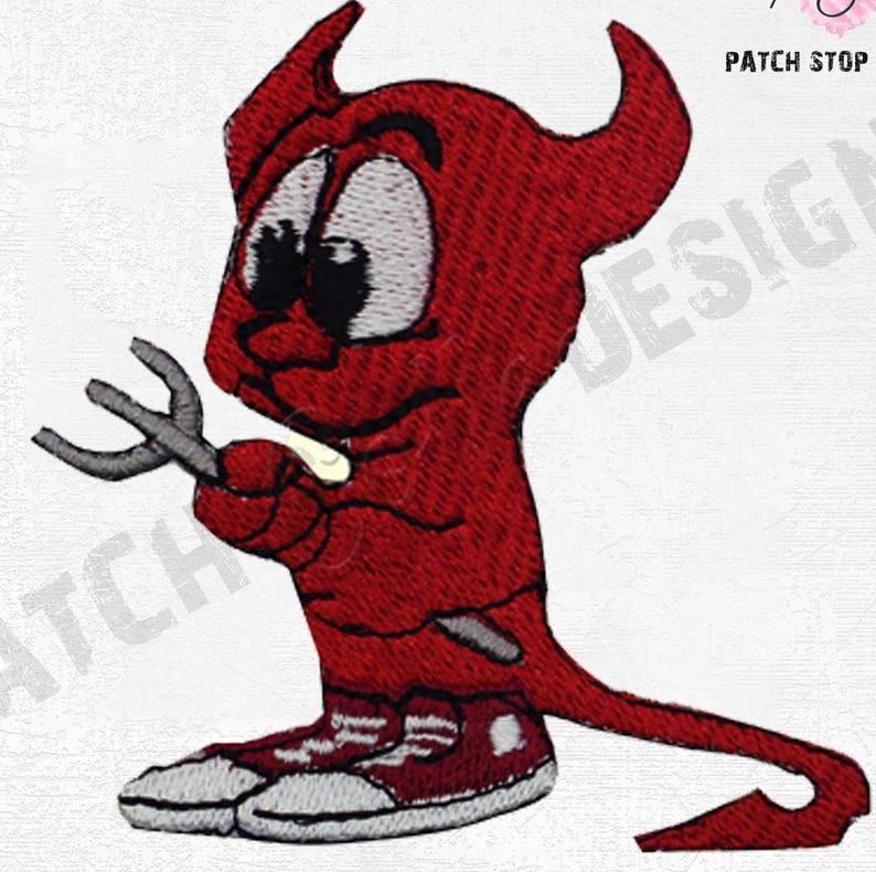 Puede incluir: Parche bordado con un diablo de dibujos animados rojo con cuernos, sosteniendo un peque&ntilde;o tridente y un cigarrillo. El diablo lleva zapatillas rojas con suelas blancas. El parche tiene el texto "PATCH STOP".