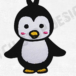 Könnte beinhalten: Gestickter Aufnäher mit einem Cartoon-Pinguin mit weißem Bauch, schwarzen Flügeln und Kopf sowie gelbem Schnabel und Füßen. Der Pinguin hat rosa Wangen und lächelt. Das Wort "PATCH" ist rechts oben sichtbar.