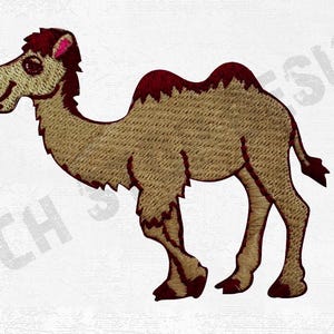 Peut inclure: Écusson brodé représentant un chameau de dessin animé aux tons beige et marron, avec des détails rouge foncé sur la bosse, les oreilles et les pattes. Le chameau est représenté de profil, marchant avec une expression souriante.