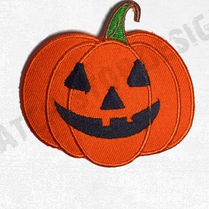 Op de afbeelding: Geborduurde oranje pompoenpatch met een lachend jack-o'-lantern gezicht. De patch heeft een groene stengel en zwarte ogen en mond. Perfect voor Halloween-thema knutselen en kleding.