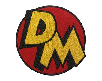 Geborduurde patch met DM-logo: opstrijken of naaien, doe-het-zelfapplicatie