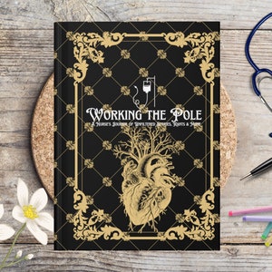 Puede incluir: Un diario negro con filigrana dorada y el texto "Working the Pole: A Nurse's Journal of Unfiltered Stories, Rants & More." Un estetoscopio, un bolígrafo y bolígrafos coloridos están dispuestos alrededor del diario. Flores decorativas en primer plano.