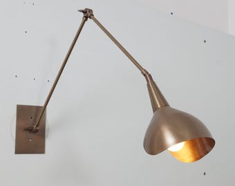 Lámpara de pared de latón de estilo mediados de siglo, articulada, de una sola luz, hecha a mano