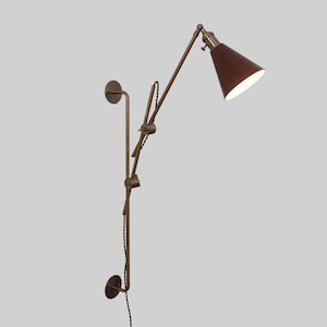 Aplique de pared articulado de latón con pantalla de cuero imagen 2