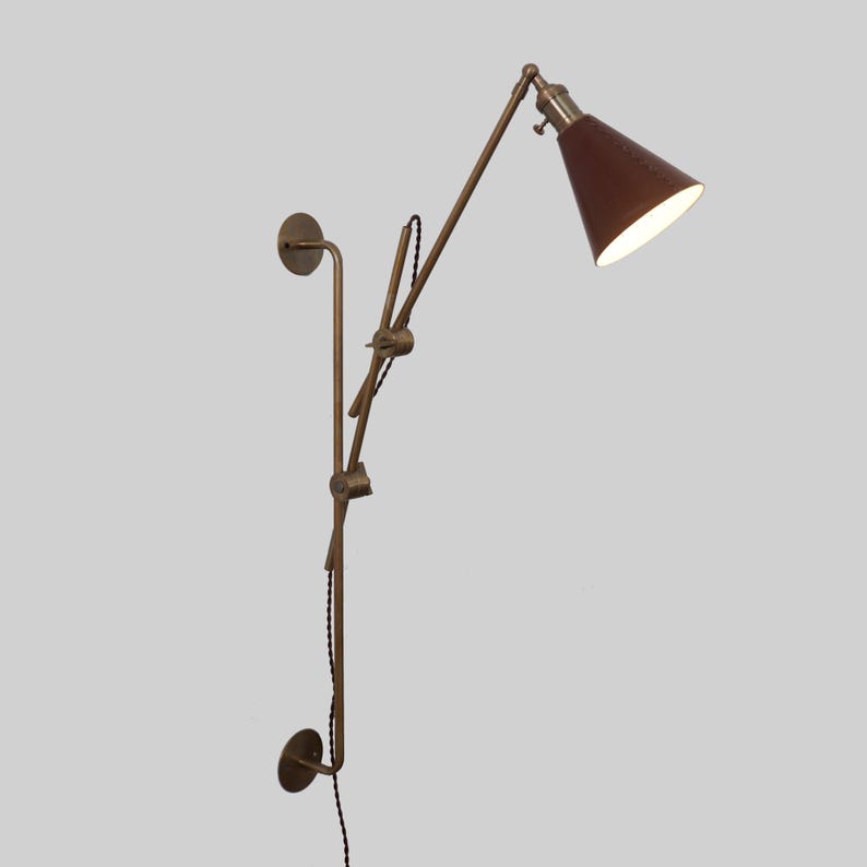 Aplique de pared articulado de latón con pantalla de cuero imagen 2