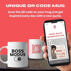 Könnte beinhalten: Eine weiße Keramiktasse mit einem schwarzen Design, auf dem "BOSS MODUS" mit einem Power-Knopf-Symbol steht. Die Tasse hat einen QR-Code an der Seite. Ein Smartphone zeigt ein Zitat auf grauem Hintergrund an, das lautet: "Wenn sie dir keinen Platz am Tisch geben, bring einen Klappstuhl mit."