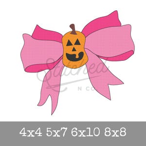 Pode incluir: Um laço rosa com um rosto de abóbora esculpido no centro. O laço é uma decoração de Halloween.