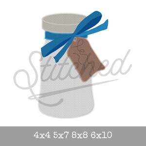 Könnte beinhalten: Ein weißes Glas mit einem blauen Band und einem braunen Etikett mit der Aufschrift "Stitched".