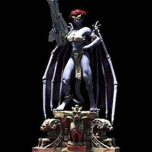 Könnte beinhalten: Detaillierte Figur einer weiblichen Wasserspeier mit roten Haaren, die eine große Waffe hält. Die Figur hat blaue Haut, Flügel und steht auf einem Steinsockel mit Wasserspeier-Statuen. Der Hintergrund ist schwarz.