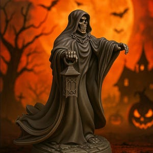 Può includere: Statuetta dettagliata di Halloween della Morte con una lanterna. La figura è grigio scuro, con un volto scheletrico e un mantello con cappuccio. Lo sfondo presenta una luna piena, pipistrelli e una casa infestata.