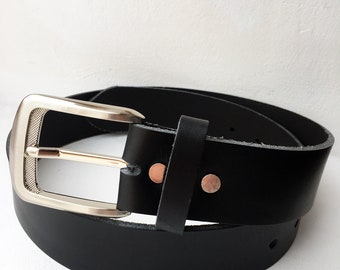 Ceinture en cuir noir pleine fleur avec boucle de ceinture classique nickel satiné brossé, faite à la main en France, ceinture homme