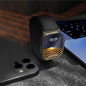 Puede incluir: Un teléfono inteligente negro y un reloj inteligente con una correa de cuero negro se muestran junto a una computadora portátil. La pantalla del reloj inteligente muestra la hora 20:24 y un diseño dorado y negro. La computadora portátil está abierta, con el teclado visible.