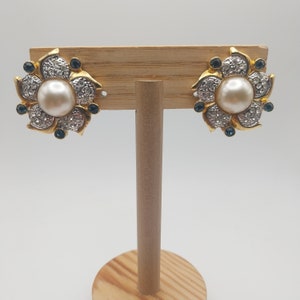 Vintage gold-plated earrings with Catalan closure, synthetic pearl and white and blue glass.