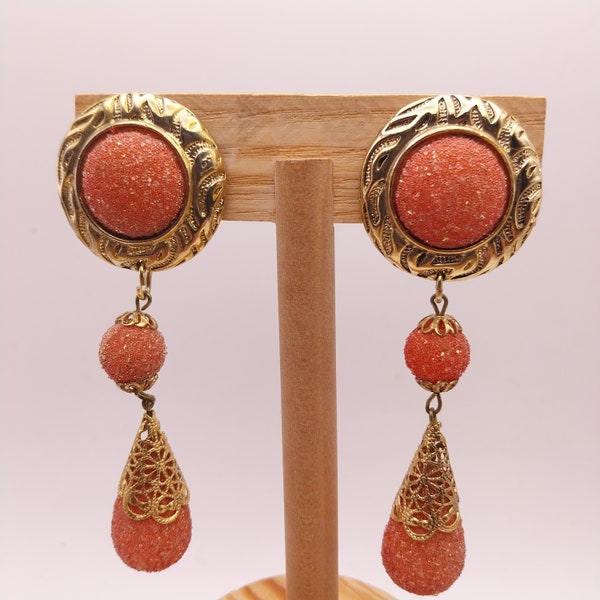 Boucles d'oreilles à pression vintage plaquées or et pierre volcanique, elles sont livrées avec le carton original Línea 2000 fabriqué en Italie, elles ne sont pas signées.