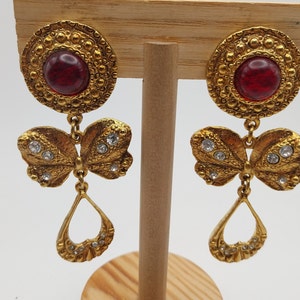 Vintage pressure earrings plated with aged gold, glass and resin.