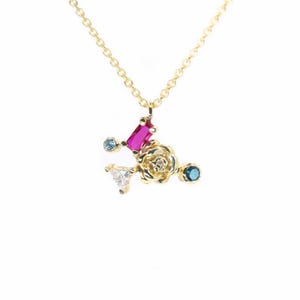 Peut inclure: Collier doré avec un pendentif floral. Le pendentif comprend une rose, une pierre rectangulaire rose, une pierre triangulaire blanche et des pierres rondes bleues et turquoise. Le collier est sur fond blanc.