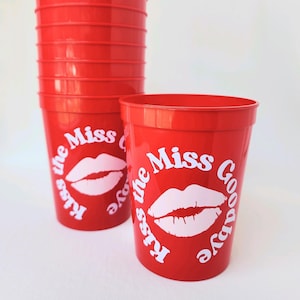 Vaso de plástico personalizado para despedida de soltera Kiss the Miss Goodbye Vaso personalizado Kiss the Miss Goodbye Vaso de estadio personalizado Regalo de dama de honor