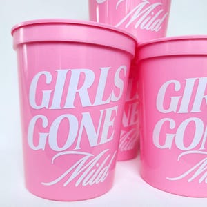 Tazza per addio al nubilato Girls Gone Mild per decorazioni per feste di addio al nubilato, tazza riutilizzabile per spa personalizzata, tazza di plastica per pigiama party, regalo per damigella d'onore