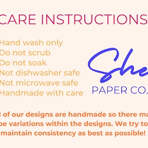 Pu&ograve; includere: Istruzioni per la cura degli articoli fatti a mano: Lavare solo a mano, non strofinare, non immergere, n&eacute; mettere in lavastoviglie o nel forno a microonde. Il testo "She Paper Co." &egrave; in blu su sfondo bianco.