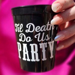 Hasta que la muerte nos haga la copa de fiesta para la decoración de la despedida de soltera novia o la taza de la fiesta de Halloween favor personalizado decoración de la despedida de soltera personalizada