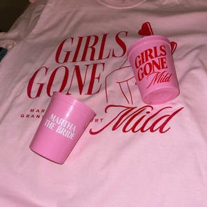 Tazza per addio al nubilato Girls Gone Mild, decorazione per festa di addio al nubilato, tazza riutilizzabile per spa, pigiama party, regalo per damigella d'onore immagine 2