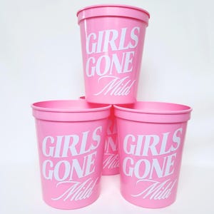 Pu&ograve; includere: Tre bicchieri di plastica rosa con testo bianco che dice "Girls Gone Mild".