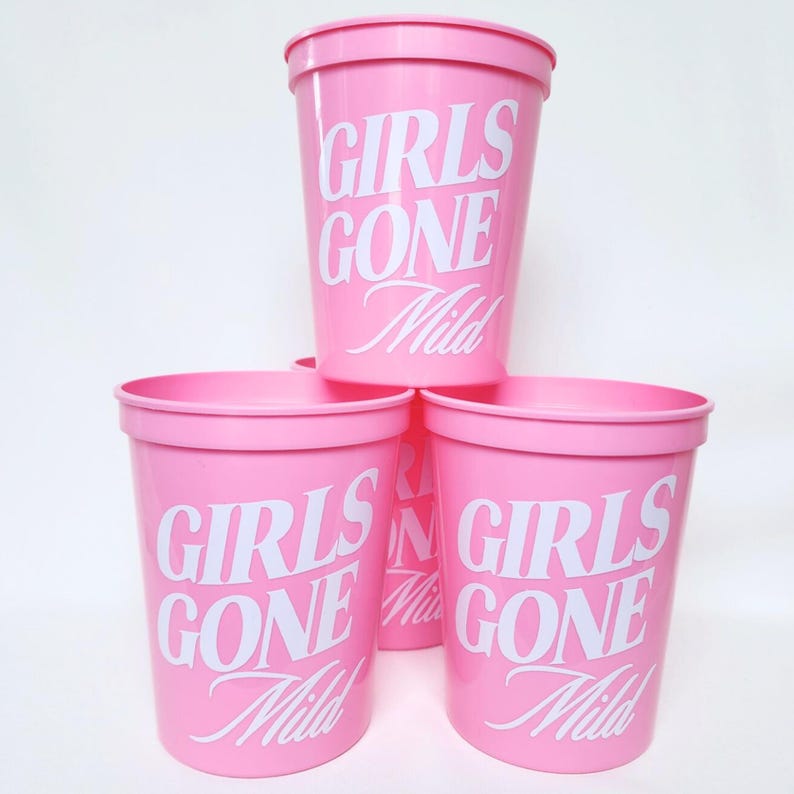 Pu&ograve; includere: Tre bicchieri di plastica rosa con testo bianco che dice "Girls Gone Mild".