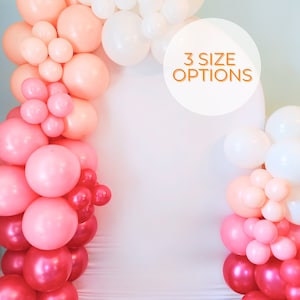 Op de afbeelding: Een ballonboog gemaakt van roze, perzikkleurige en witte ballonnen. De boog staat voor een witte achtergrond. De tekst "3 SIZE OPTIONS" staat op een witte cirkel in de rechterbovenhoek van de afbeelding.