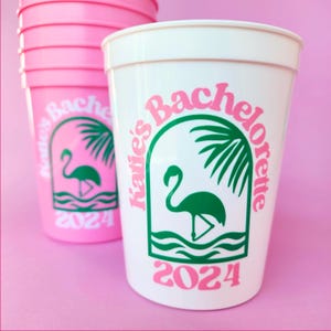 Tazza personalizzata per addio al nubilato in stile retrò per la festa in spiaggia di Palm Springs, decorazione per feste in spiaggia, tazza personalizzata per addio al nubilato con fenicottero e palma