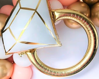 Globo sorpresa con anillo de compromiso para fiesta de compromiso, propuesta memorable, decoración para celebración familiar, fiesta de compromiso con amigos y familiares.