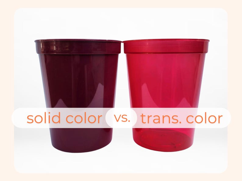 Pu&ograve; includere: Due bicchieri di plastica, uno di colore bordeaux pieno e uno rosa trasparente, uno accanto all'altro. Il testo "solid color vs. trans. color" &egrave; stampato sotto i bicchieri.