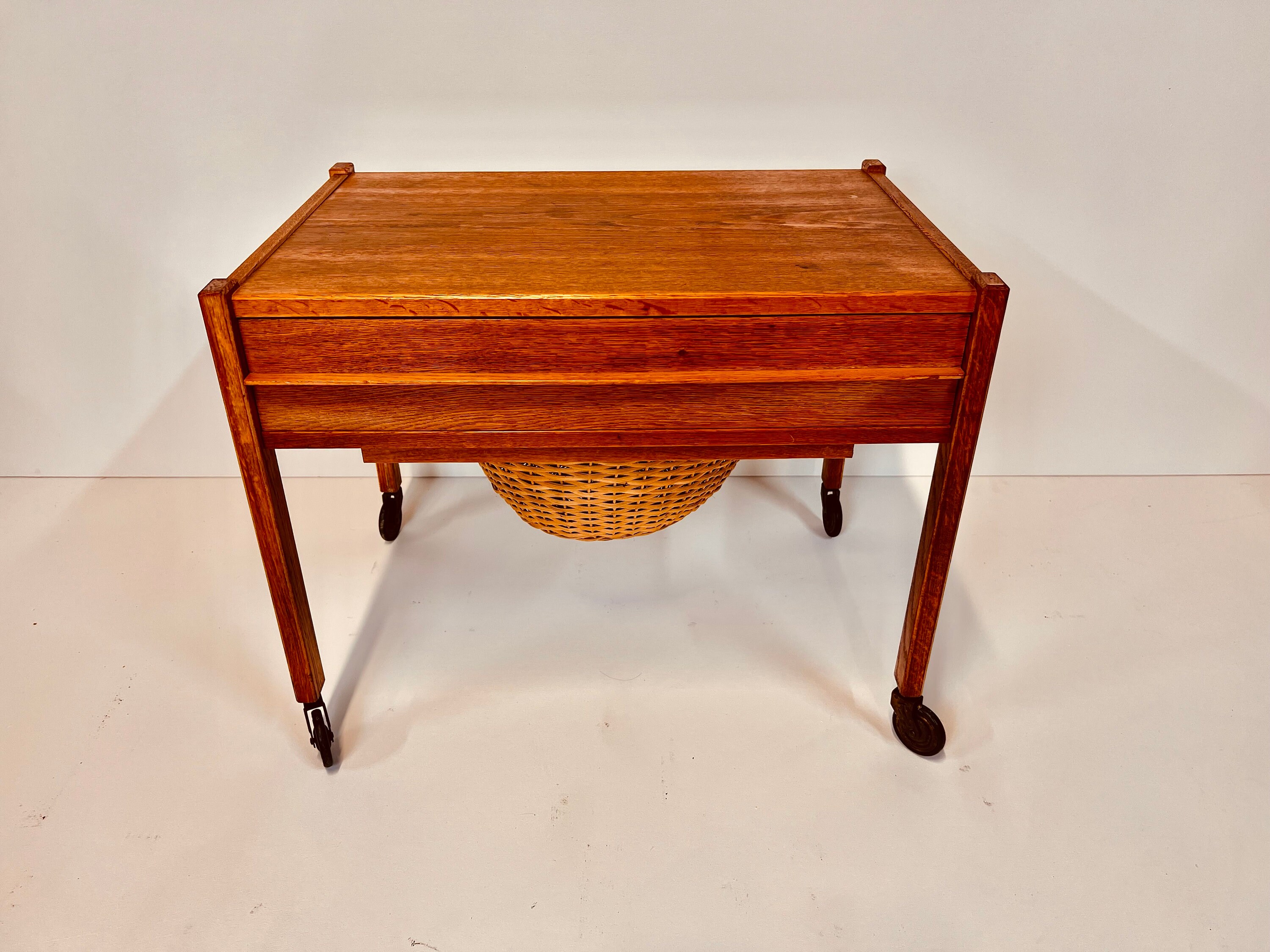 29+ Antique Sewing Basket Table