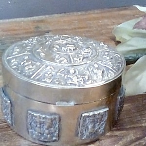 Vintage Silver Plate Dressing Table Box or Trinket Box 3 3/4&quot; Across and 2&quot; Tall Intricate Design on Top and Around Box 1950s