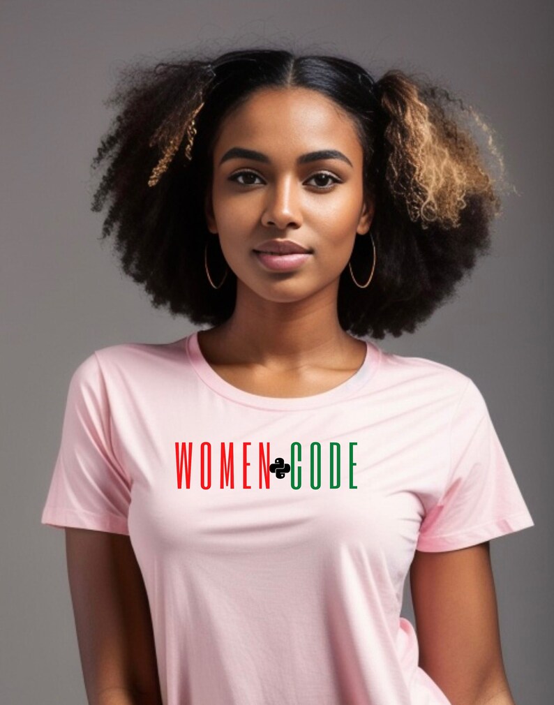 Peut inclure: Un t-shirt rose avec le texte "WOMEN+CODE" en rouge, vert et noir. Le signe plus est un logo Python noir.