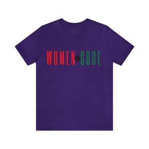 Peut inclure: T-shirt violet avec le texte "WOMEN+CODE" en rouge, vert et noir.