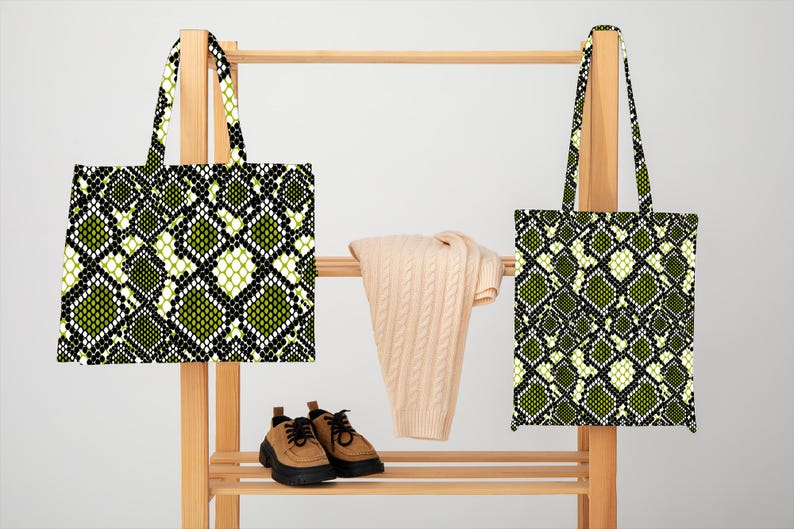 K&ouml;nnte beinhalten: Zwei Tragetaschen mit einem gr&uuml;nen, schwarzen und wei&szlig;en Schlangenmuster h&auml;ngen an einem Holzregal. Ein beigefarbener Zopfstrickpullover und braune Sneaker mit schwarzen Sohlen befinden sich ebenfalls auf dem Regal. Die Taschen haben passende Griffe.