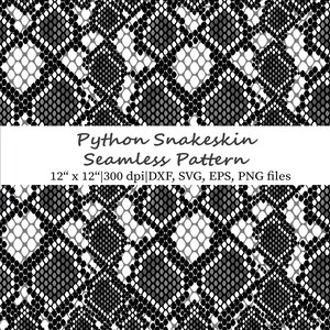 Könnte beinhalten: Ein nahtloses Muster mit einem Schlangenhaut-Design in Grau- und Weißtönen. Das Muster besteht aus rautenförmigen Formen mit schwarzen, grauen und weißen Schuppen. Der Text "Python Snakeskin Seamless Pattern" wird mit den Maßen 30,48 cm x 30,48 cm angezeigt.