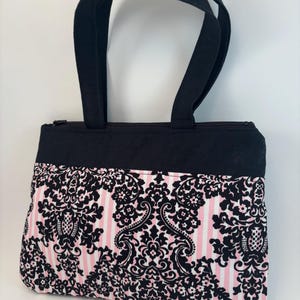 Monedero con estampado rosa y negro