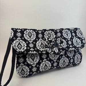 Cartera de mano con estampado floral en blanco y negro