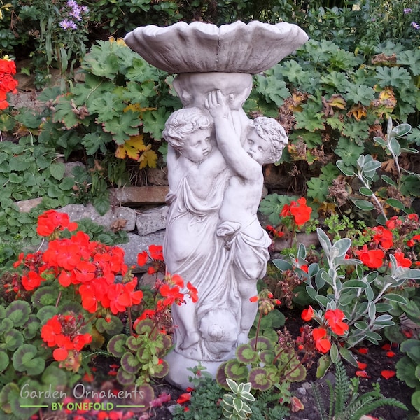 Mangeoire de bain d’oiseaux Twin Cherub Twin Stone Cast Stone - Décoration d’ornements de jardin très détaillée de la meilleure qualité.