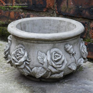 Handgegoten stenen rozenpot - tuinornament, gemaakt in Engeland