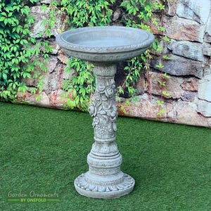 Bebedero para pájaros con forma de rosa, de piedra fundida a mano - Adornos de jardín de la mejor calidad y con gran nivel de detalle.