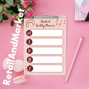 Può includere: Un planner settimanale rosa e beige con un design a arcobaleno e pois. Il planner ha una rilegatura stile clipboard e dice "Student Weekly Planner" in alto.